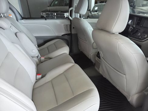 Used 2020 Toyota Sienna XLE FWD image 27