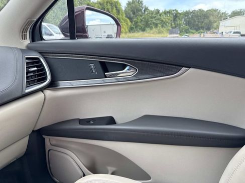 Used 2019 Lincoln Nautilus Select image 21