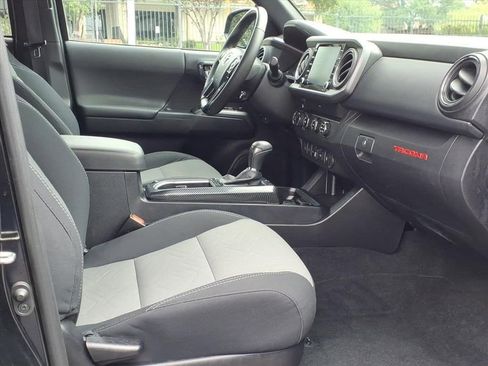 Used 2020 Toyota Tacoma TRD Off-Road w/ Technology Package AWD/4WD image 19