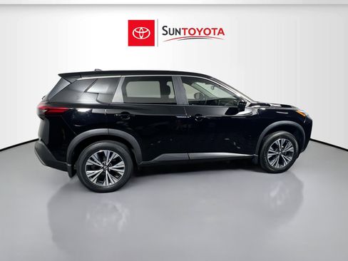 Used 2022 Nissan Rogue SV FWD image 2