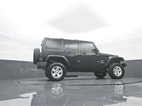 Used 2017 Jeep Wrangler Unlimited Sahara image 32