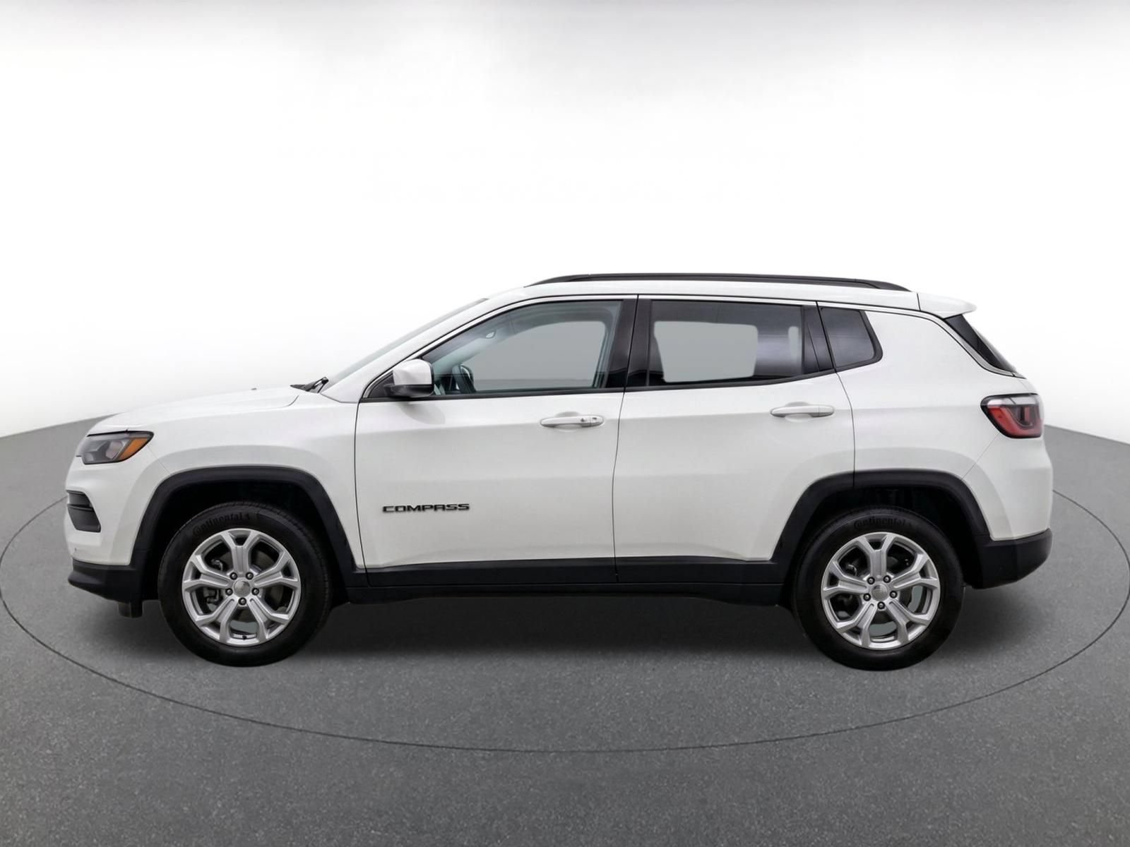 Used 2025 Jeep Compass Latitude AWD/4WD image 4