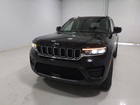 Used 2023 Jeep Grand Cherokee Laredo w/ Luxury Tech Group I AWD/4WD image 15