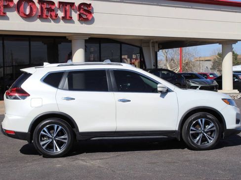 Used 2020 Nissan Rogue SV w/ Premium Package FWD image 3