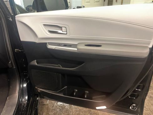 Used 2025 Toyota Sienna XLE image 16