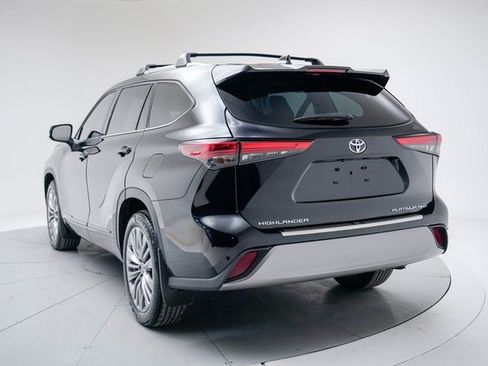 Used 2022 Toyota Highlander Platinum image 3