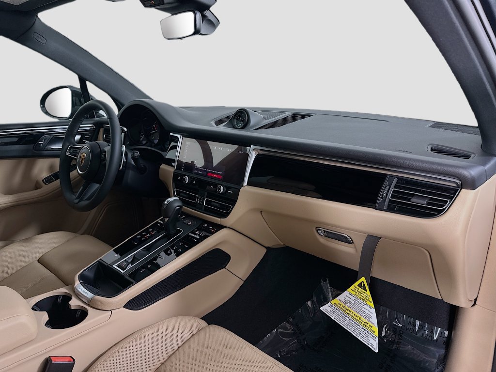 Certified 2026 Porsche Macan AWD/4WD image 32
