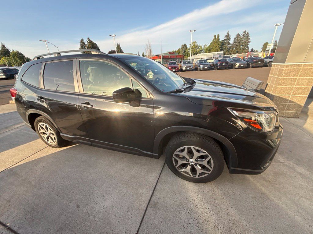 Used 2019 Subaru Forester Premium w/ All-Weather Package AWD/4WD image 4