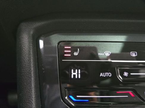 Used 2022 Volkswagen Tiguan SE w/ Panoramic Sunroof Package image 33