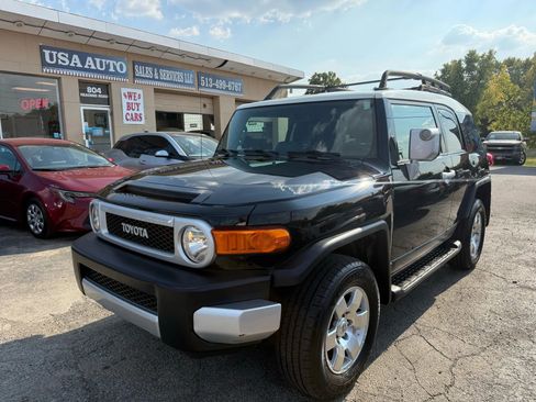 Used 2010 Toyota FJ Cruiser Sport Utility 2D image 2