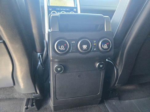 Used 2019 Land Rover Discovery HSE image 25