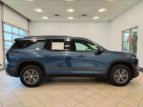 Used 2026 Chevrolet Traverse LT AWD/4WD image 2