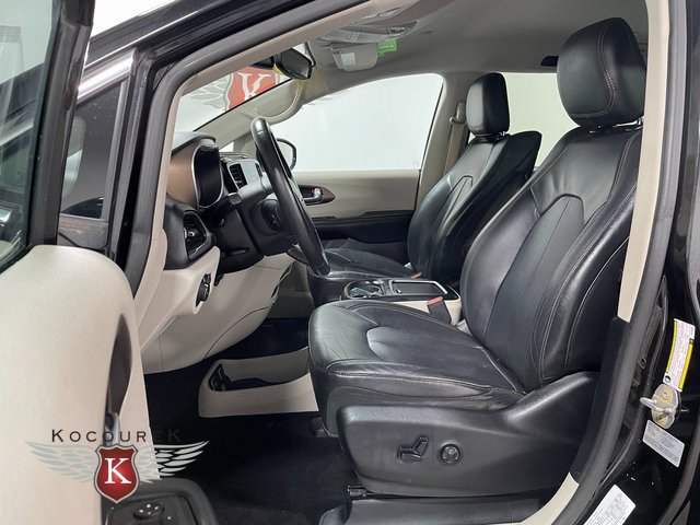 Used 2017 Chrysler Pacifica Touring-L Plus w/ Uconnect Theatre Group FWD image 12