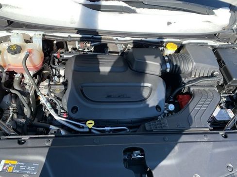 Used 2024 Chrysler Pacifica Touring-L image 7