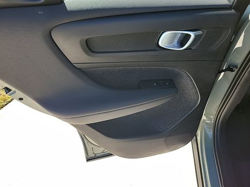 Used 2025 Volvo XC40 B5 Core image 11