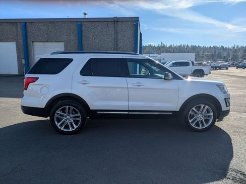 Used 2017 Ford Explorer XLT w/ Equipment Group 202A image 5
