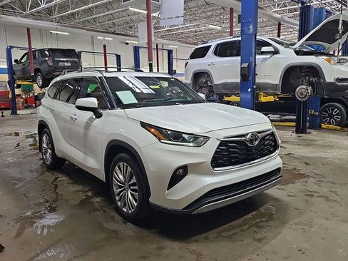 Used 2022 Toyota Highlander Platinum image 11