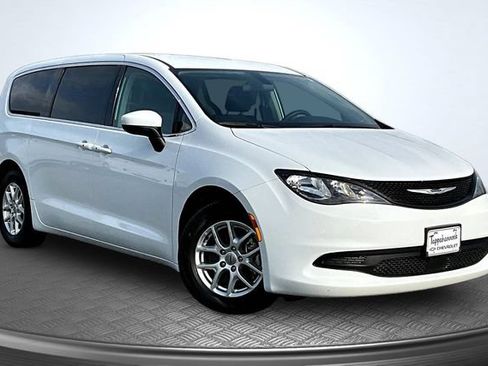 Used 2022 Chrysler Voyager LX FWD image 3