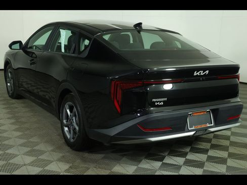 Used 2025 Kia K4 LXS image 16