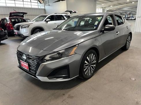Used 2024 Nissan Altima 2.5 SV FWD image 7