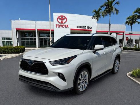 Used 2022 Toyota Highlander Limited FWD image 3