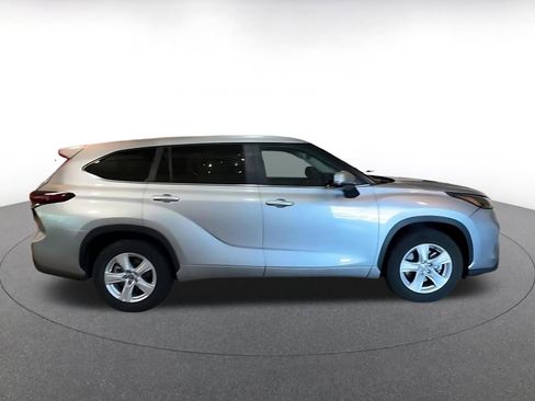 Used 2025 Toyota Highlander LE FWD image 14
