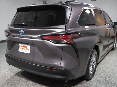 Used 2022 Toyota Sienna XLE image 7