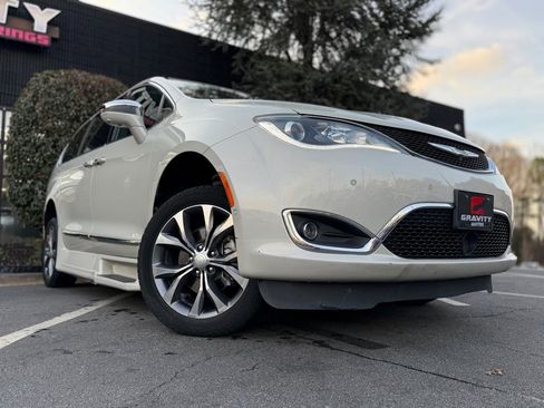 Used 2017 Chrysler Pacifica Limited w/ Advanced Safetytec Group image 8