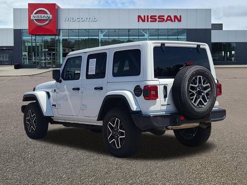 Used 2025 Jeep Wrangler Unlimited Sahara AWD/4WD image 5