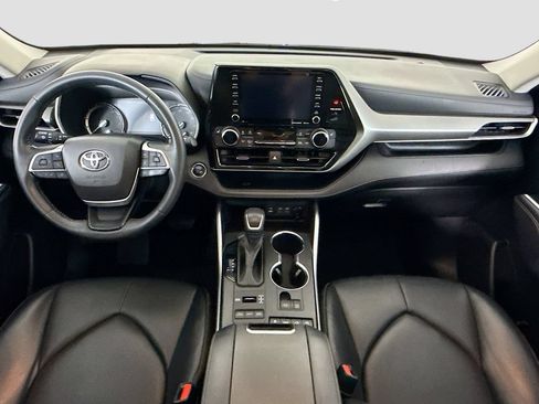 Used 2022 Toyota Highlander XLE AWD/4WD image 13