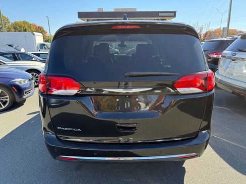 Used 2017 Chrysler Pacifica Touring-L image 4