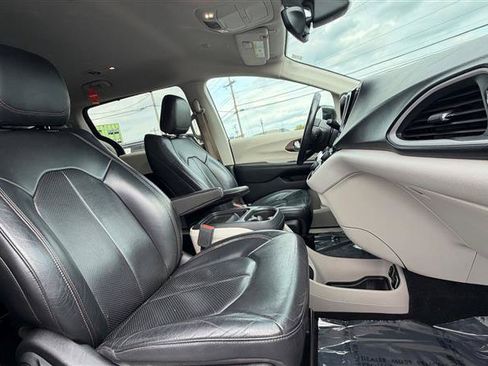 Used 2018 Chrysler Pacifica Touring-L FWD image 34