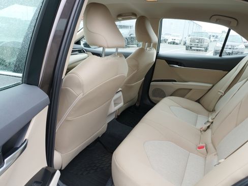 Used 2018 Toyota Camry LE image 15