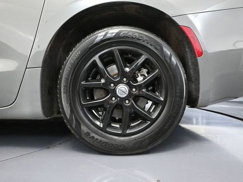 Used 2022 Chrysler Pacifica Touring-L image 14