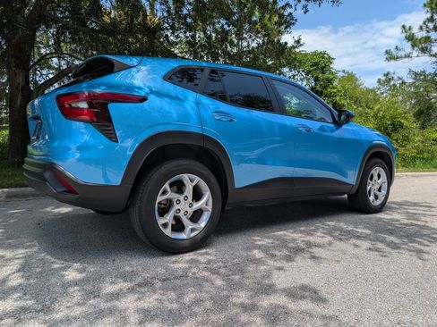 Used 2025 Chevrolet Trax LS w/ LS Convenience Package FWD image 9