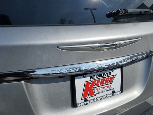 Used 2016 Chrysler Town & Country Touring image 7