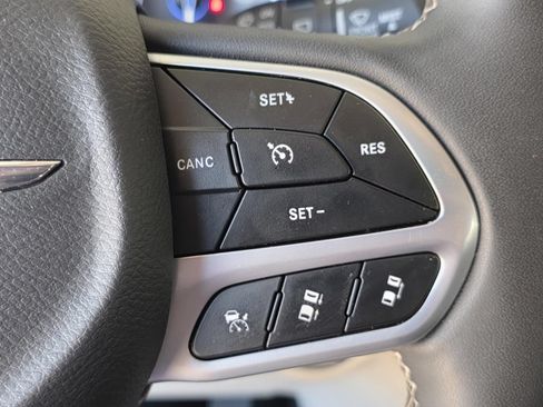 Used 2023 Chrysler Pacifica Touring-L FWD image 28