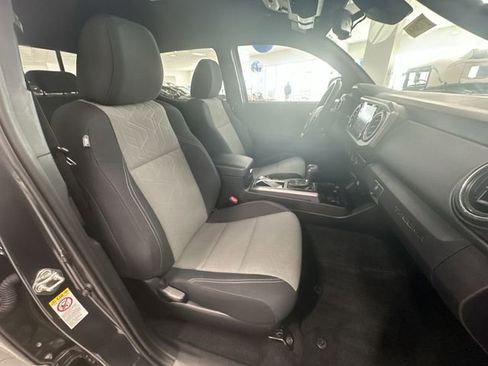 Used 2020 Toyota Tacoma TRD Sport AWD/4WD image 29