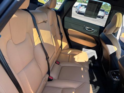 Certified 2025 Volvo XC60 B5 Ultra w/ Protection Package Premier AWD/4WD image 38