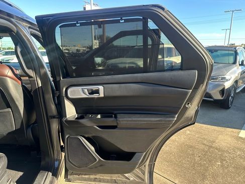 Used 2020 Ford Explorer Platinum w/ Premium Technology Package image 28