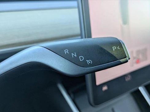 Used 2021 Tesla Model Y Long Range AWD/4WD image 12