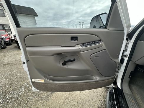 Used 2005 Chevrolet Tahoe LS w/ Preferred Equipment Group AWD/4WD image 16