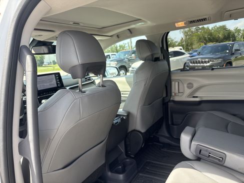 Used 2024 Toyota Sienna XLE FWD image 19