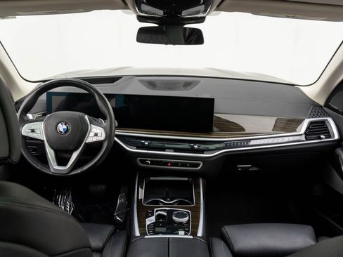 Used 2024 BMW X7 xDrive40i image 9