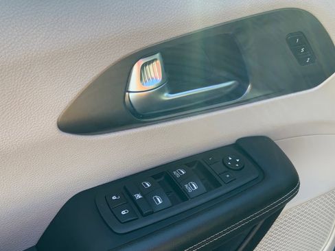 Used 2023 Chrysler Pacifica Touring-L image 21