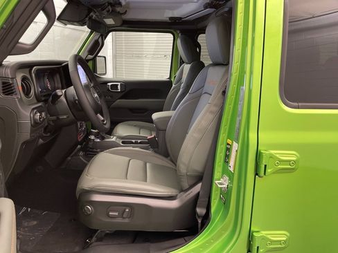 New 2025 Jeep Gladiator Mojave w/ Convenience Group image 15