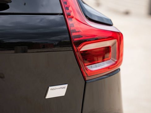 Certified 2024 Volvo XC40 Recharge Core RWD image 5