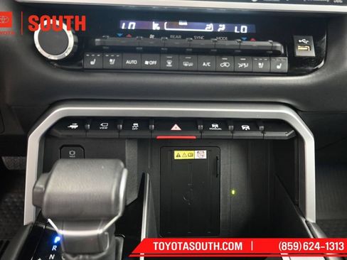 Used 2023 Toyota Sequoia Platinum AWD/4WD image 21