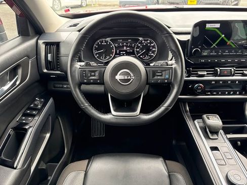 Used 2023 Nissan Pathfinder SL w/ Black Appearance Package image 18