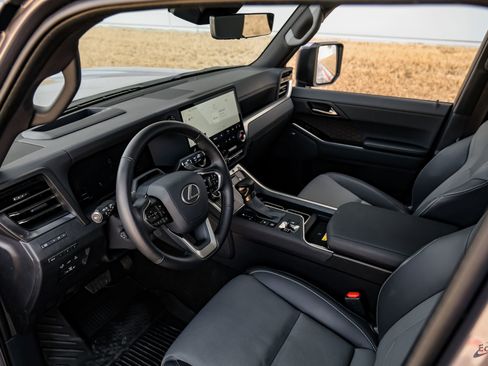 Used 2025 Lexus GX 550 w/ Accessory Package (Z1) image 37